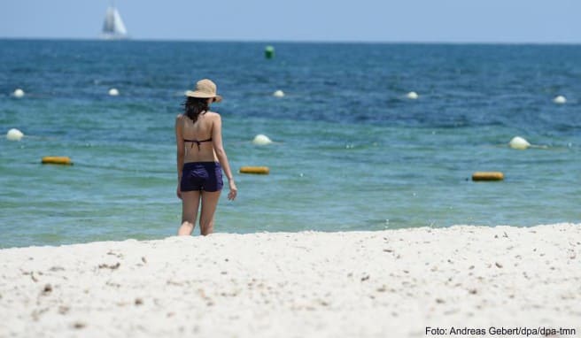 Touristin am Strand von Sousse: Tunesien lockt wegen der Corona-Pandemie derzeit kaum Urlauber