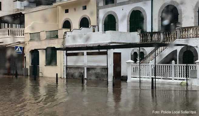 Wasser überschwemmt einen Platz im Dorf Soller auf Mallorca nach sintflutartigem Regenfällen