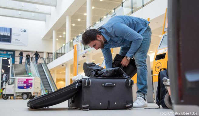 Erst am Flughafen Gepäck aufzugeben, wird in der Regel teuer - und zwingt so manchen Urlauber zum Umpacken
