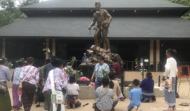 Vor der Tham-Luang-Höhle im äußersten Norden Thailands steht das Denkmal des Marinetauchers Saman Kunan. Der 37-Jährige starb vor einem Jahr bei der Rettung der Jungen, die in der Höhle eingeschlossen waren