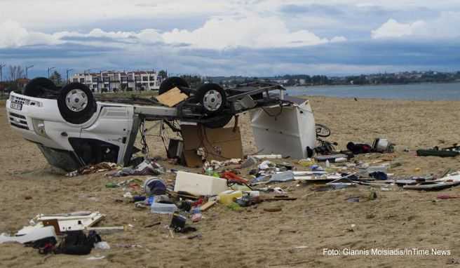 Unwetter am Mittelmeer Adriaküste/Nordgriechenland - zerstörte Strände