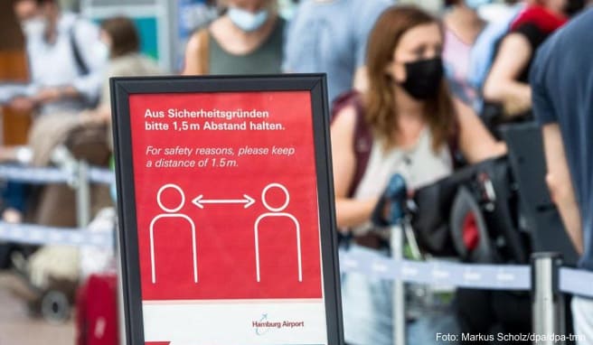 Abflug in den Urlaub  Woran Reisende am Flughafen unbedingt denken sollten