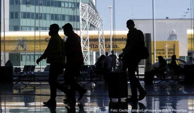 Auf dem Flughafen Leonardo da Vinci in Rom treffen die ersten Urlauber ein. Der Flugverkehr wird allmählich wieder ausgebaut