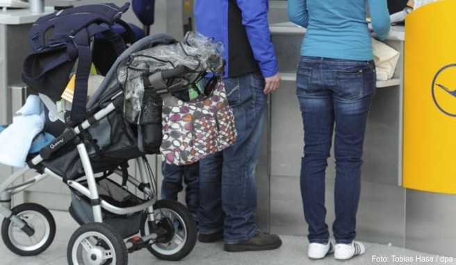 Wenn Kleinkinder mit in den Urlaub reisen, sollten sich die Eltern vorab über die ärztliche Versorgung am Urlaubsort informieren