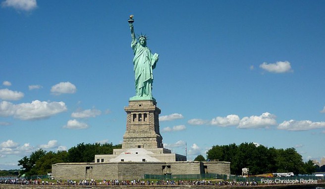 Die Freiheitsstatue steht auf Liberty Island im New Yorker Hafen