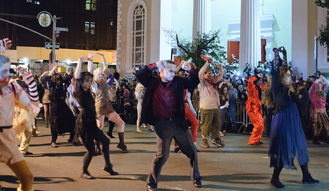 Die jährliche Halloween-Parade in Greenwich Village ist schwer zu toppen. Hier zelebriert eine Gruppe den Massen-Zombie-Tanz aus Michael Jacksons »Thriller«