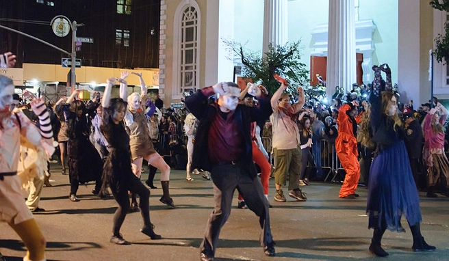 Die jährliche Halloween-Parade in Greenwich Village ist schwer zu toppen. Hier zelebriert eine Gruppe den Massen-Zombie-Tanz aus Michael Jacksons »Thriller« Die jährliche Halloween-Parade in Greenwich Village ist schwer zu toppen. Hier zelebriert eine Gruppe den Massen-Zombie-Tanz aus Michael Jacksons »Thriller«