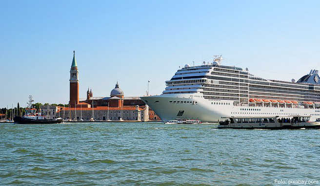 Ein Luxus-Liner fährt am Markusplatz vorbei und bringt viele Touristen mit