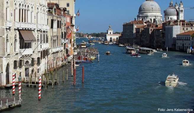 Im Kanal in Venedig sollten Touristen nicht nackt baden. Ansonsten wird es sehr teuer