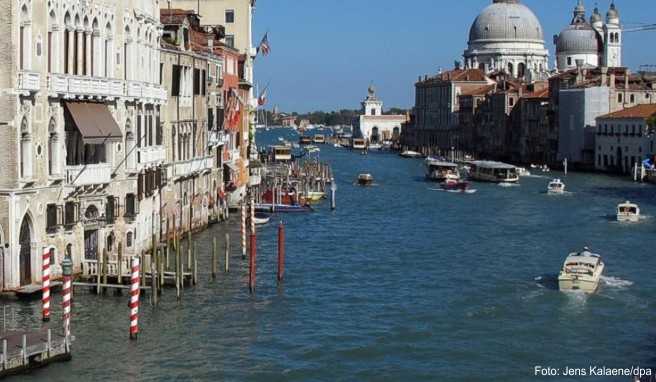 Italien-Reise 3000 Euro Buße für Nacktbaden im Kanal