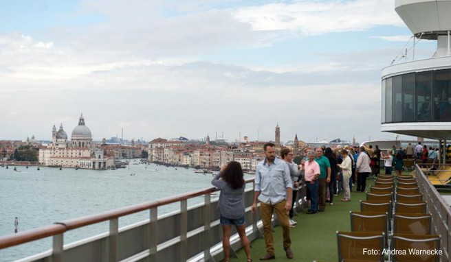 Blick von der Reling auf Venedig: Die wachsende Zahl von Kreuzfahrten trägt dazu bei, dass sich einige Städte inzwischen von Touristen geradezu überrannt vorkommen