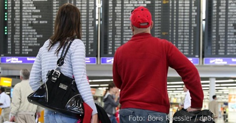 Flugverspätung  Airport-Auto rammt Flugzeug = Entschädigung