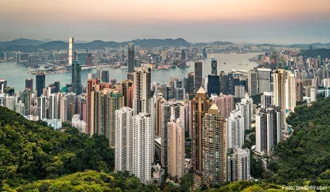 Nahe des Fähranlegers Central auf Hongkong Island befindet sich eine weitere Touristen-Tradition: Die Bergbahn »Peak Tram« fährt hinauf zum Victoria Peak.