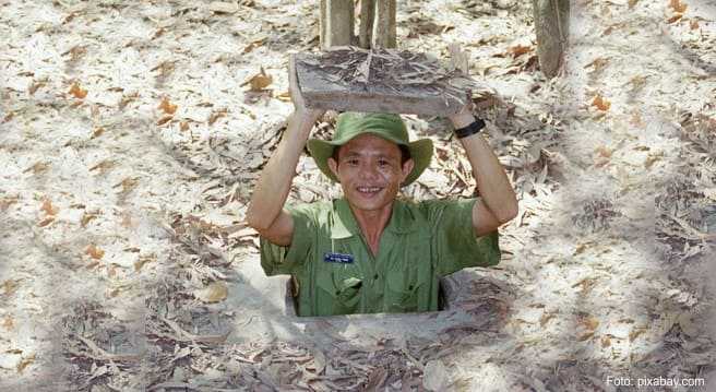 Abstieg in das Spinnennetz: Endlos erscheinende Gänge hatten die Vietcong in den Berg gegraben, so entkamen sie immer wieder den amerikanischen Soldaten.