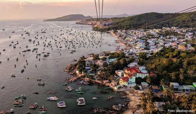 Das Foto zeigt den Strand von Phu Quoc. Wer dorthin fliegen möchte, wird wegen der Spannungen im Nahen Osten umgeleitet