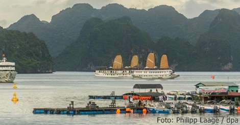 Vietnam: Hölzerne Dschunken in Halong- Bucht werden abge...