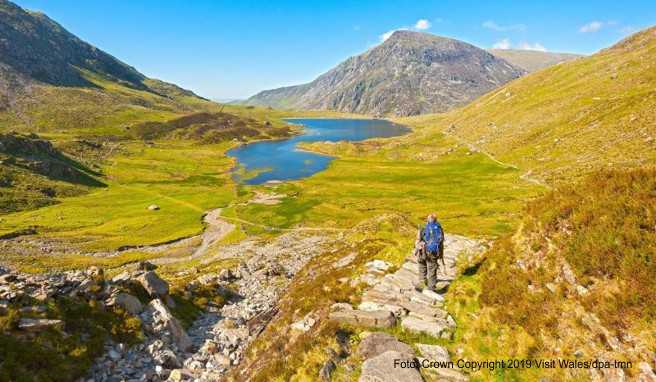 Mitten im Nirgendwo des Snowdonia Nationalparks. Von weitem kann man den türkisblauen See sehen