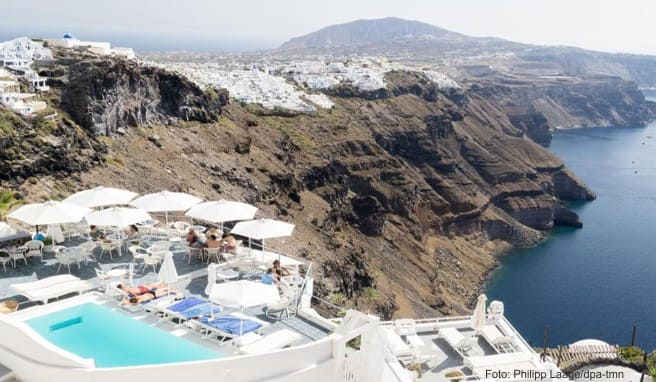 Ausblick von Santorin: Reiseveranstalter setzen für den Sommer auf Pauschalurlaub unter anderem in Griechenland