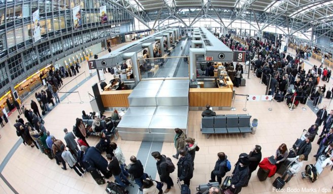 Viele Menschen unterschätzen die Wartezeit am Check-In-Schalter