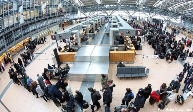 Viele Menschen unterschätzen die Wartezeit am Check-In-Schalter Viele Menschen unterschätzen die Wartezeit am Check-In-Schalter