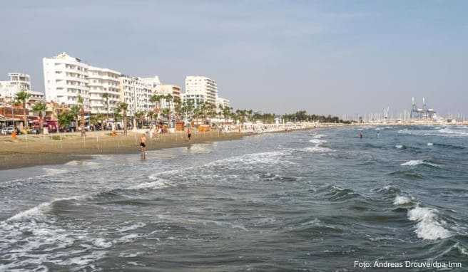 Baden kann man in Larnaka auch - wie hier am Hauptstrand
